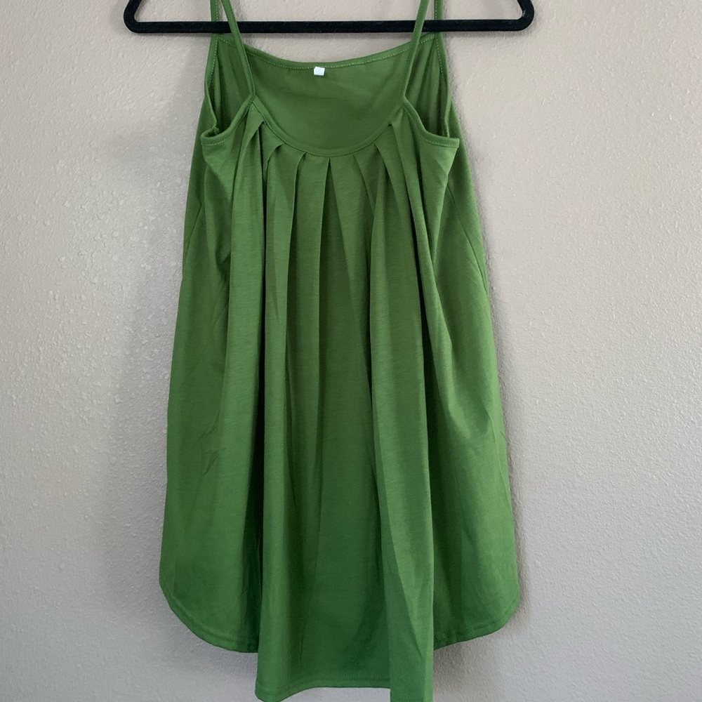Loose/flowy green tank top perfect for spring! 💐